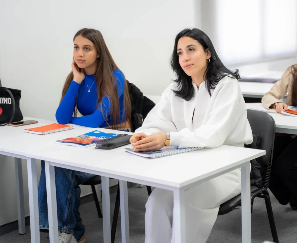 2 filles en classe d'allemand